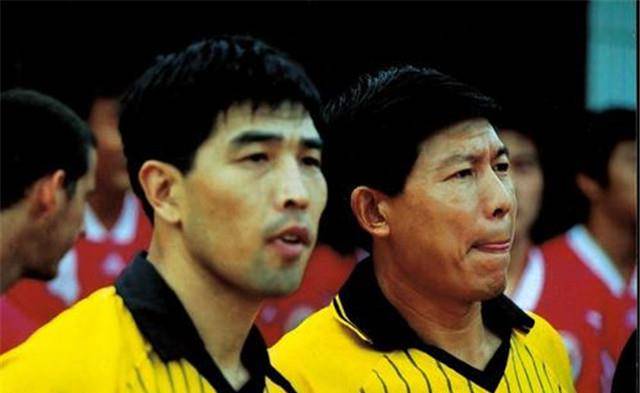 足球裁判龚建平葬礼,因黑哨入狱千人悼念,妻子喊冤扬言"报仇"