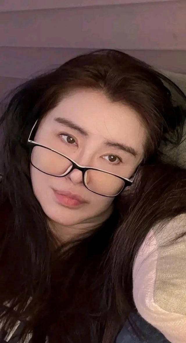 王祖贤57岁现身温哥华,时尚高挑背hellokitty包