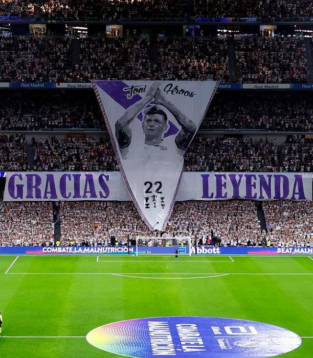 克罗斯将队长袖标交给了莫德里奇,这也标志着作为皇马球员的他与