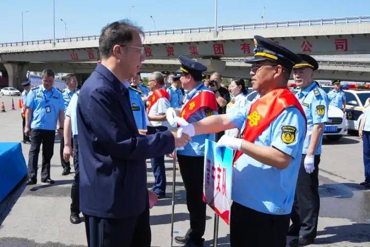 山西省交通运输厅举行2024年"路政宣传月"集中宣传日活动