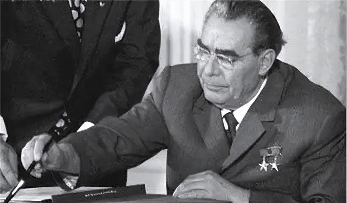 苏联邀请北约观看苏军平推西欧,盟友立马求救,美国:打不过