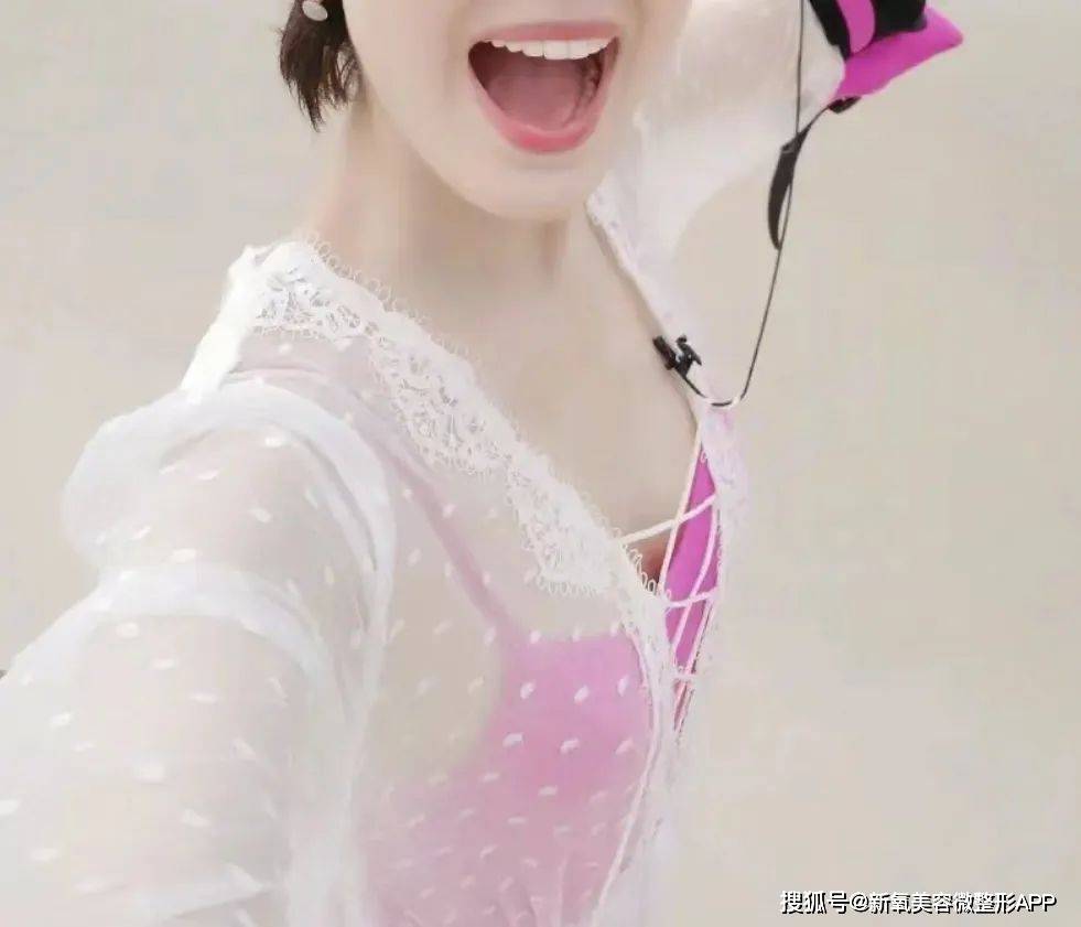 区花替大家都尝试过了,还是白色的简约款最百搭任何泳装.