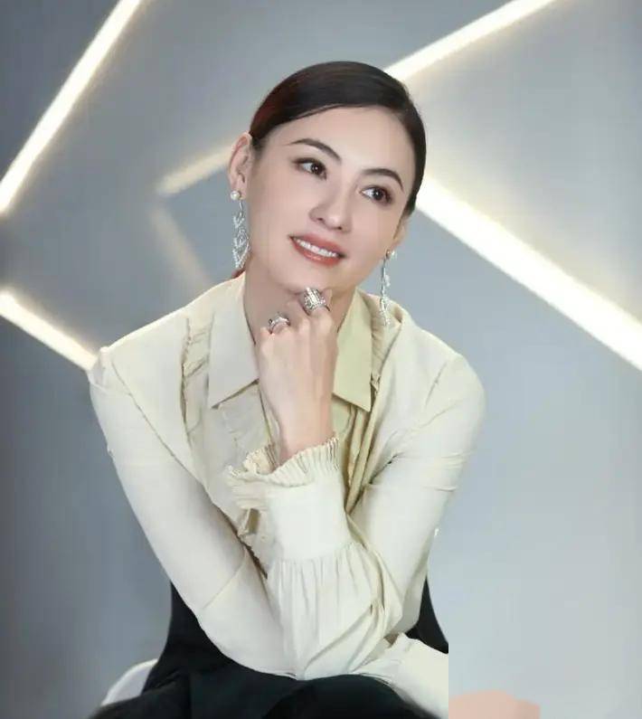 张柏芝惊艳写真曝光,美貌与才华兼具的她谁能抵挡?