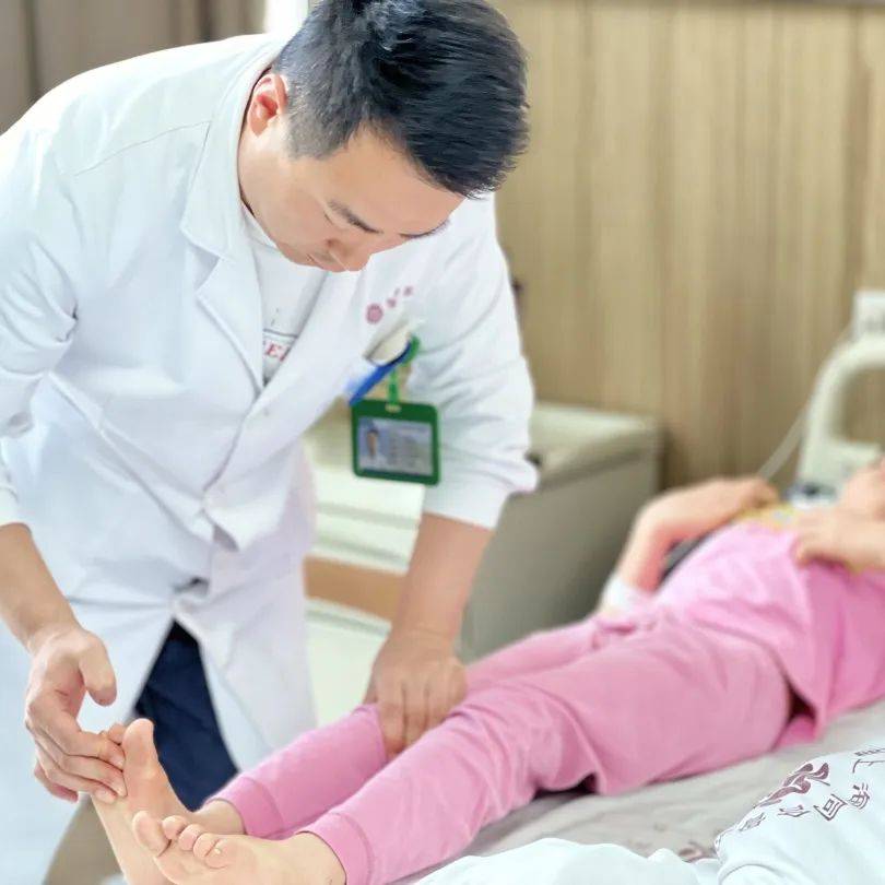 足内翻畸形,他曾多次就诊疆内各大医院,起初都因年龄小无法承受手术