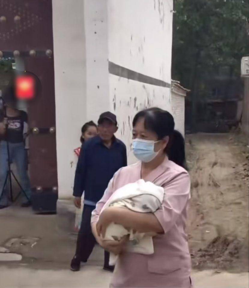 大衣哥孙子满月,月子中心老板亲自护送到家!孙子名字曝光惹争议