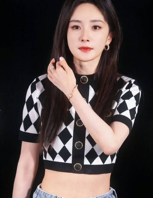 杨幂"裤腰门"引热议:瘦成闪电的女神,你的腰还好吗?
