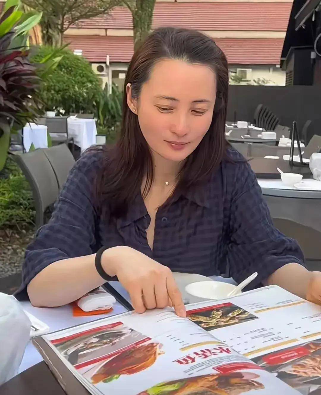 蒋勤勤放飞自我,新加坡路边素颜啃螃蟹不怕被认出