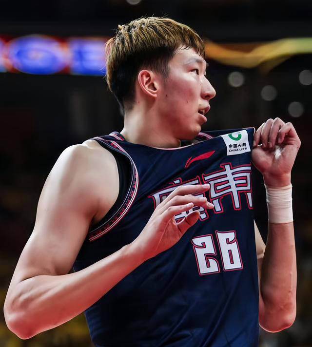 中国男篮6大中锋排名!周琦居首,小姚明胜过王哲林,乔帅关注新人