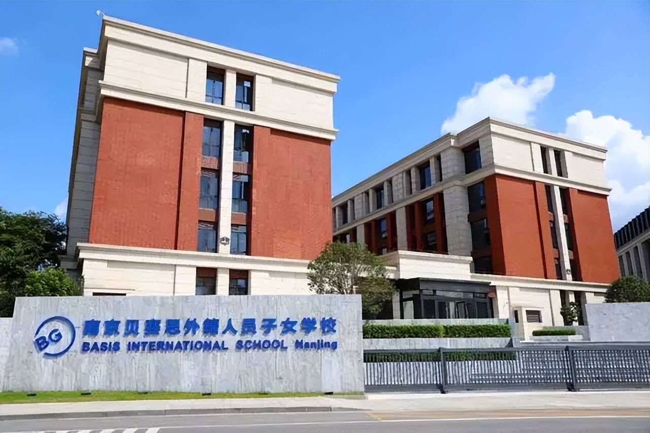 经过与众多家长的深入交流,小龙妈妈和丈夫得知贝赛思学校以学术严谨