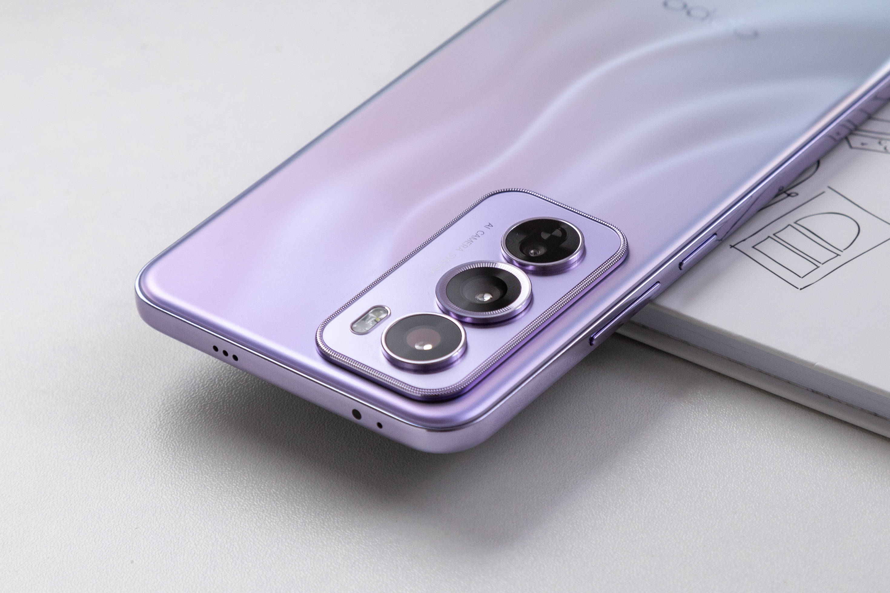 当银色碰上神秘色彩 oppo reno12 pro成ootd点睛之笔