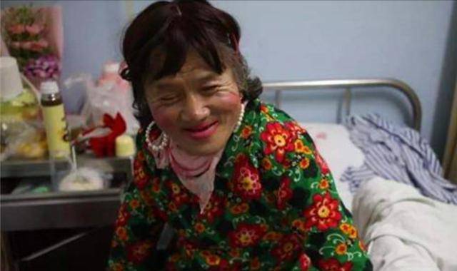 66岁拾荒老人男扮女装16年,浓妆艳抹扎小辫,背后故事令人心酸