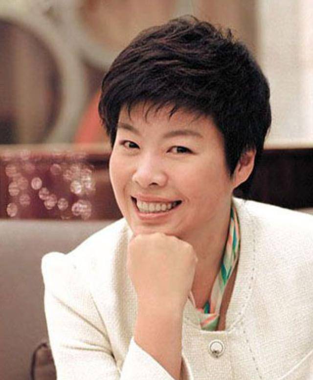 从国学大师到万人唾弃,遭北大学生轰下台的于丹,背后真相如何?