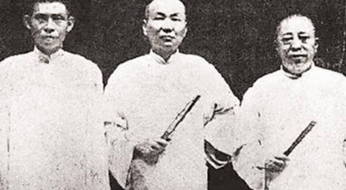 身在青帮的张师,很自然地就想到了帮中大佬,也是他早年呈过拜师帖的