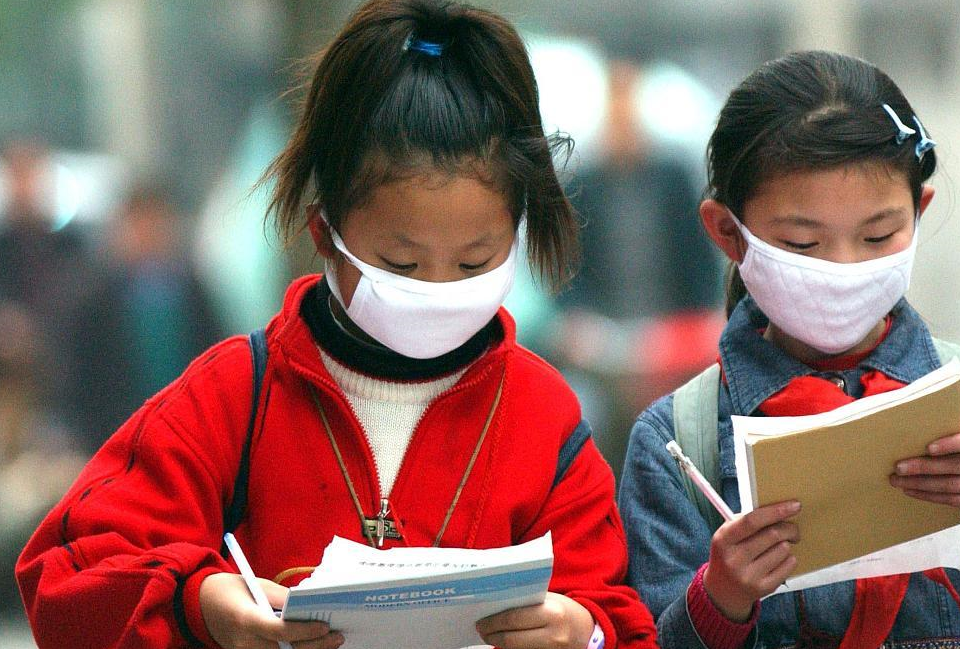 第一,每天至少三次量体温和戴口罩上学,这样孩子的心理肯定不会太轻松