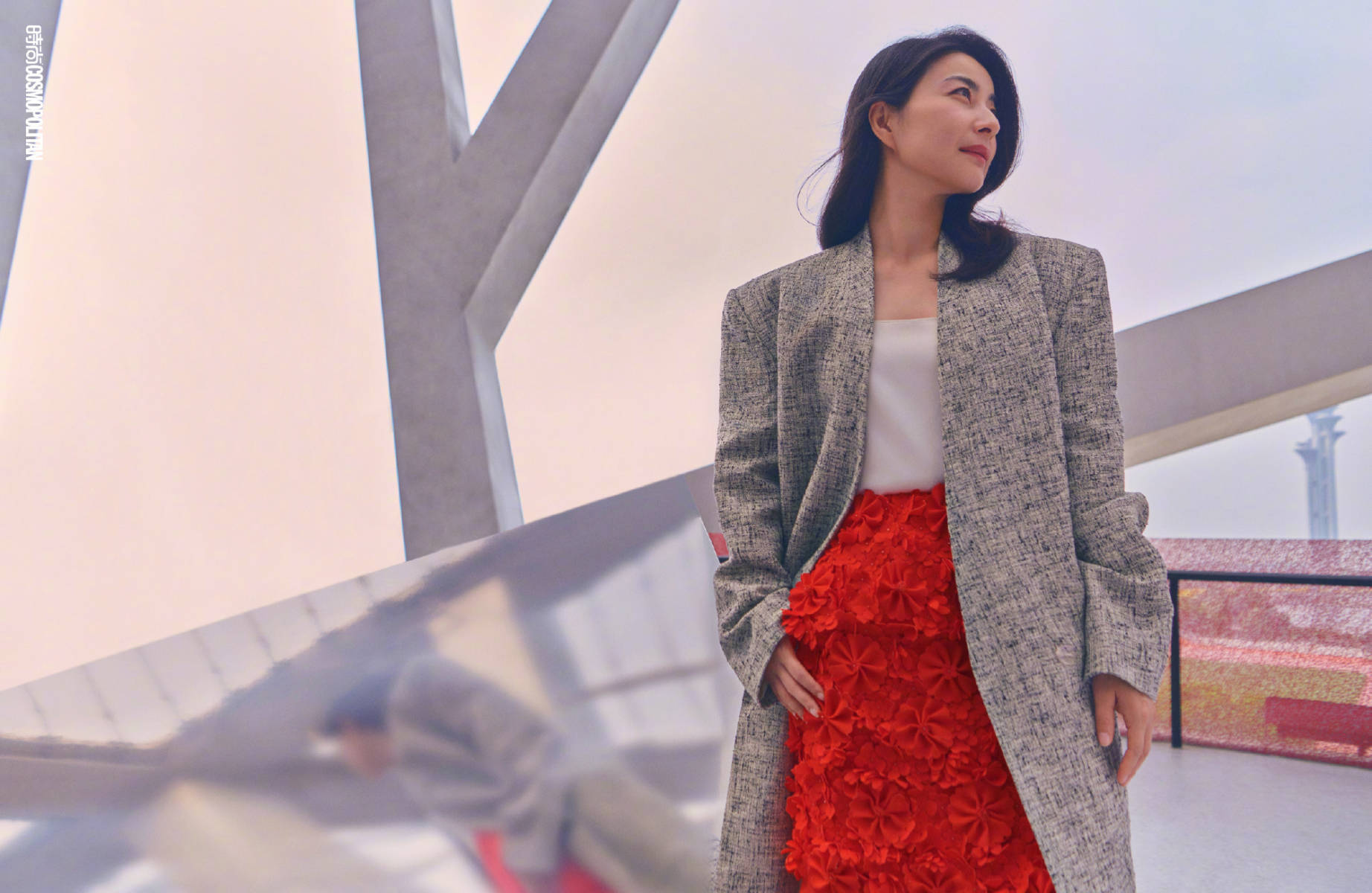 郭晶晶最新时尚大片曝光,斜露香肩知性中透着性感,优雅大气迷人_西装_