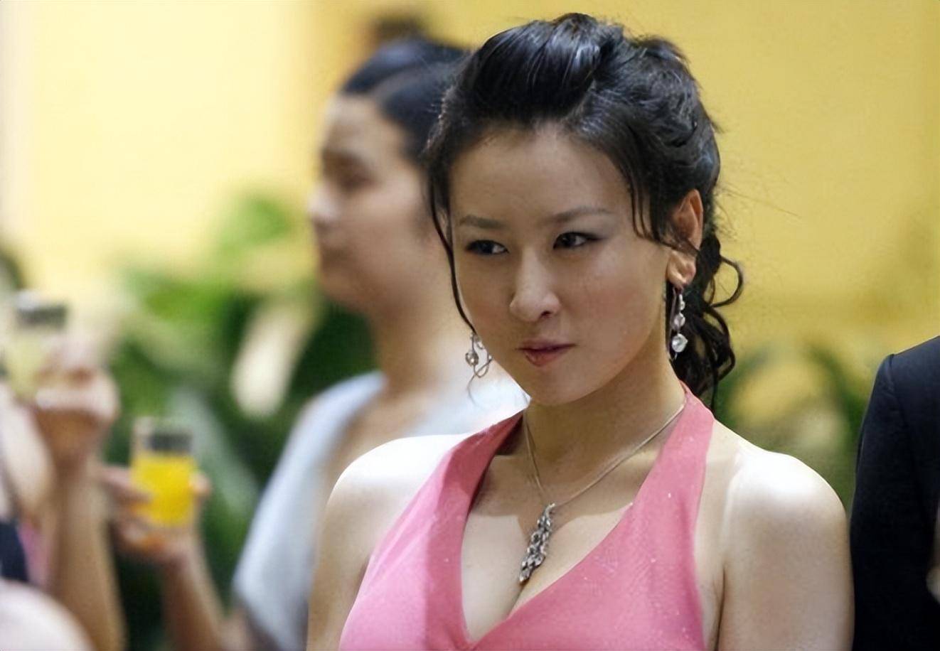 这个女演员,前凸后翘堪称"圈内第一尤物",却取了个男人名字_毛俊杰