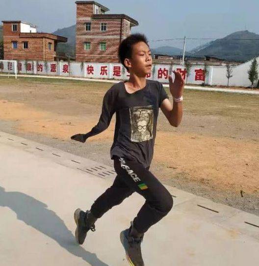 励志!独臂篮球少年张家诚真人改编电影上映 本人主演朱芳雨客串