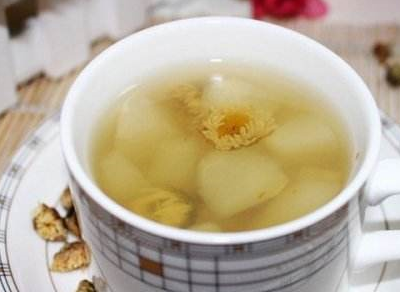 小贴士:4,将切好的雪梨丁倒入砂锅中,盖上锅盖煮制水沸腾,然后打开