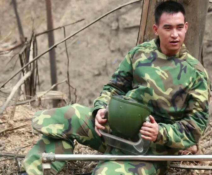 "排雷英雄"杜富国,保护战友失去双臂双眼,现在生活如何了?