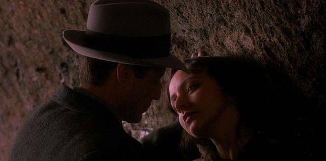 外国女子同时与两位丈夫生活,一个英俊一个多金,22年来从未露馅