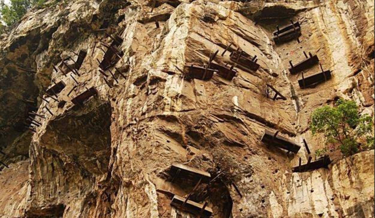 问题,增加悬棺墓葬的可观看性,特意在龙虎山崖墓葬景区里面悬赏三十万