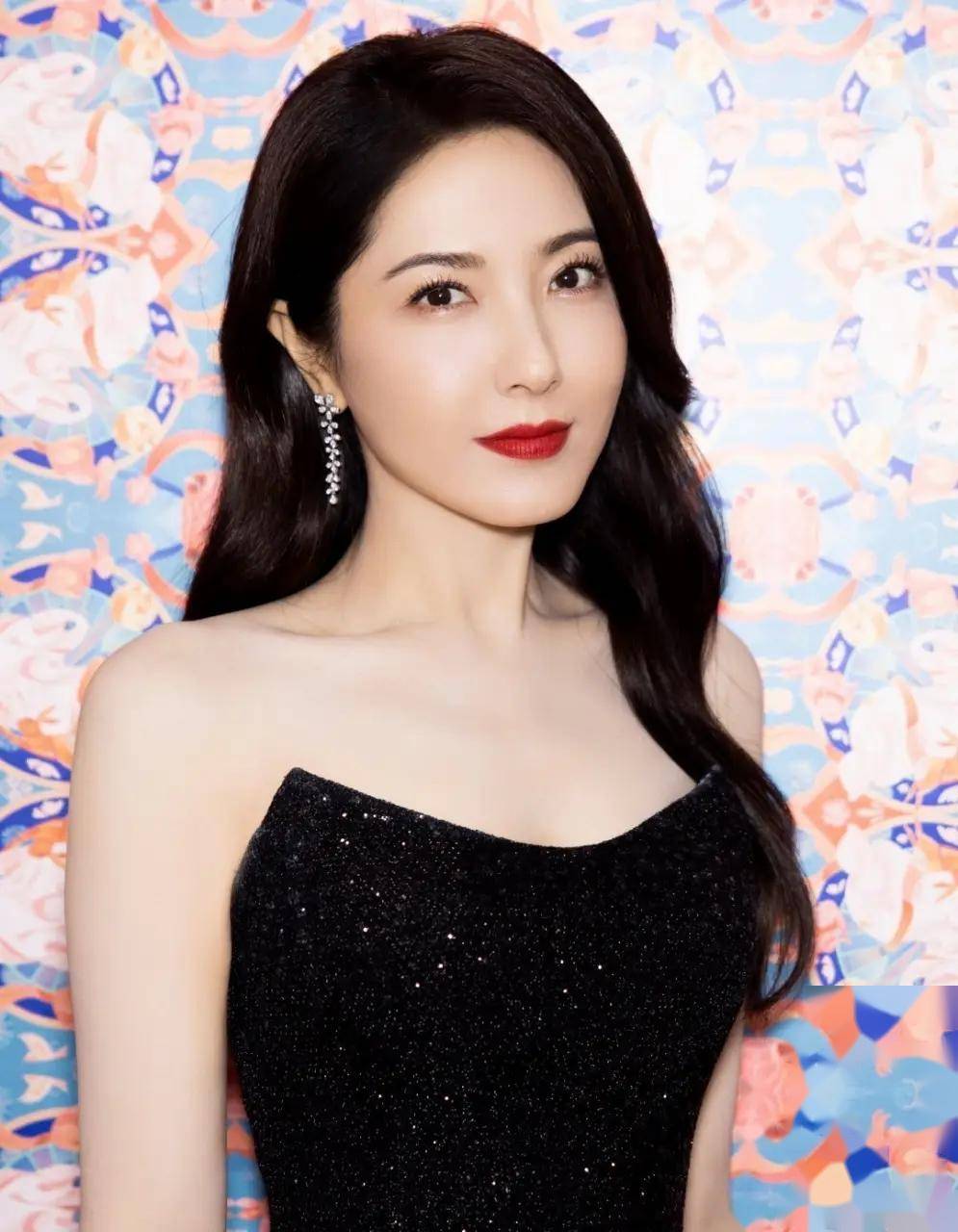 曾黎才:艺术性感女神的迷人写真赏,美貌与才华的极致体现,谁能抵挡得