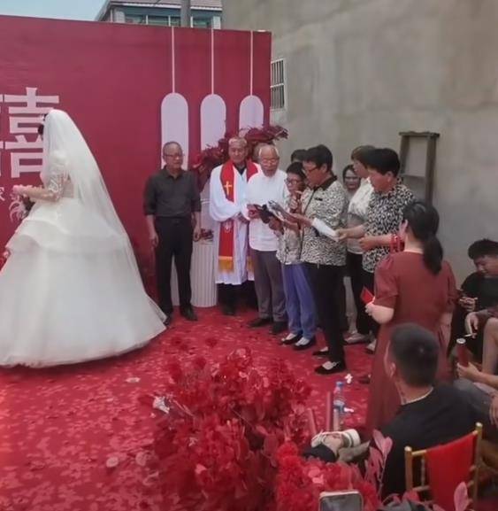 婚礼现场,新郎被"宗教歌"气跑?网友:确实难以忍受!