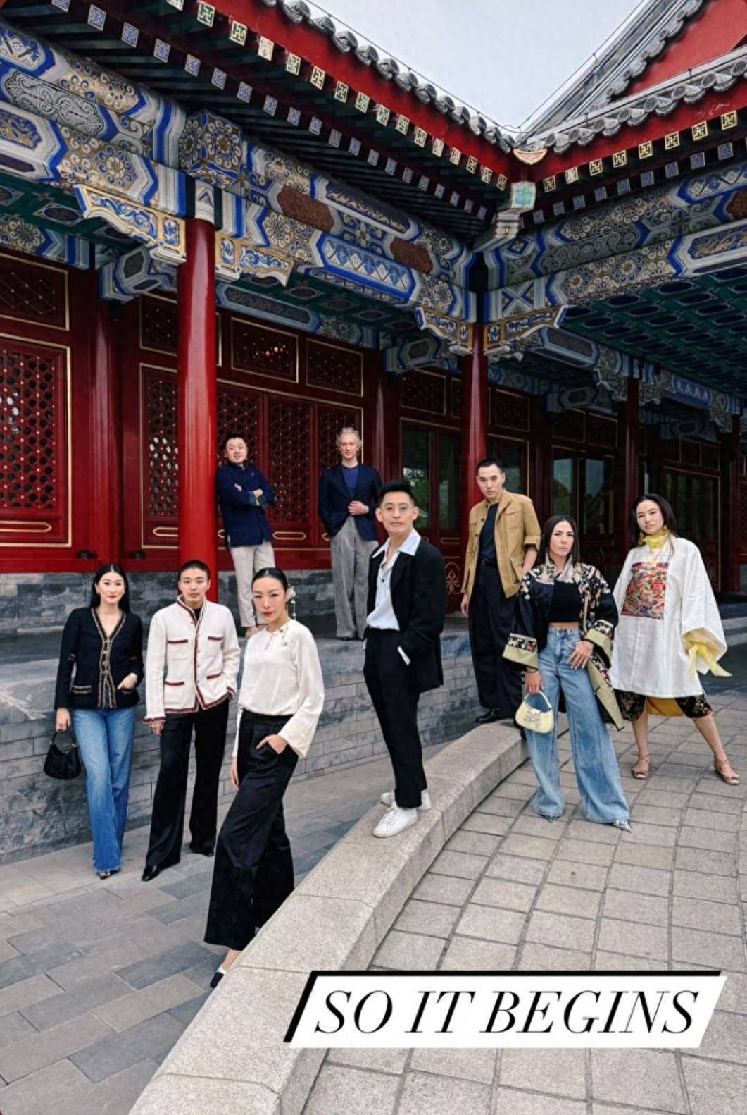 林建岳女儿与闺蜜赴北京,穿清装吃宫廷宴,众名媛围桌跳舞很欢乐