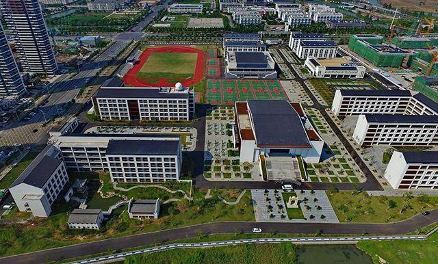 绍兴市第一中学的徐某本应担当教书育人之责,却在课堂上做出不合规范