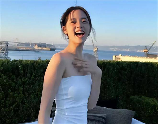 2020年的国庆晚会上,欧阳娜娜登台献唱《我的祖国》,这一行为引起了