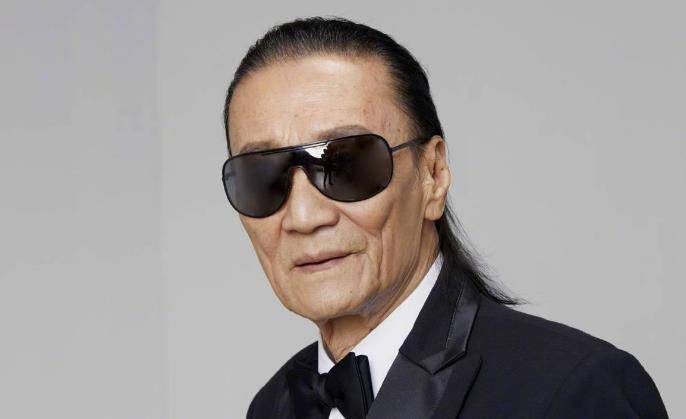 84岁谢贤摘掉墨镜:新片宣传真面目老态尽显,瘦成皮包骨