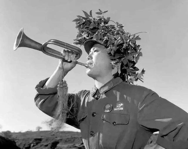 部队陷入绝境,司号员无奈之下吹响军号,吓得敌军纷纷溃逃!