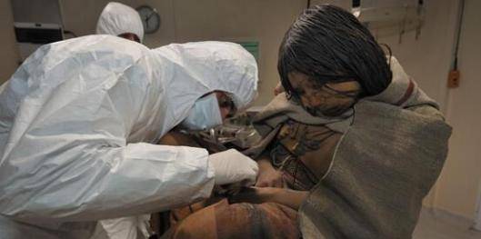 然而最令考古队意外的还是最中间的一具女尸,年龄似乎比左右两旁的