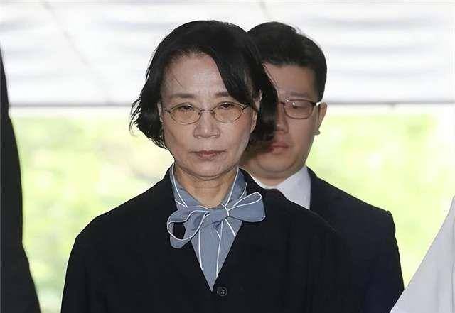 2014年,"恶魔千金"赵显娥因一袋坚果逼乘务员下跪,后来怎样了