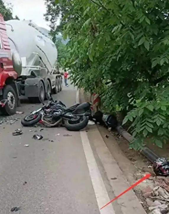 罐车与机车相撞的惨烈车祸,28岁的机车女子当场身亡,并导致身首异处