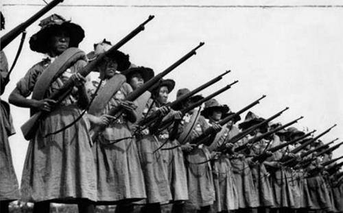 6名女兵被日军俘虏,本以为殉国了,不料5年后出现在另一张照片上