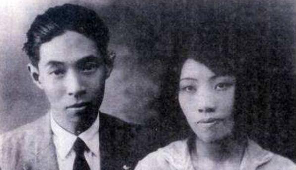 起初两人并不相识,是被陈望道安排一起出游,当时为了便于两人可以更好