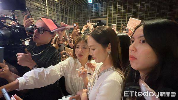 活动结束冲场外宠粉 办签名会8分钟_洁西卡_sandy_工作