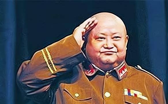 他有40多个老婆,是第一个击毙高官的人,敢拿枪指着