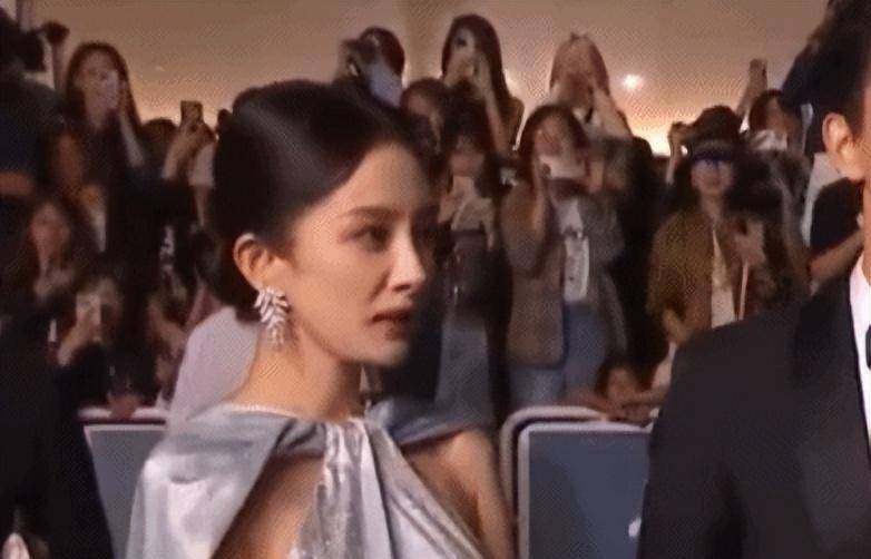 在直播镜头中,杨幂一直以来擅长的表情管理多次失控,可能是因为全程被