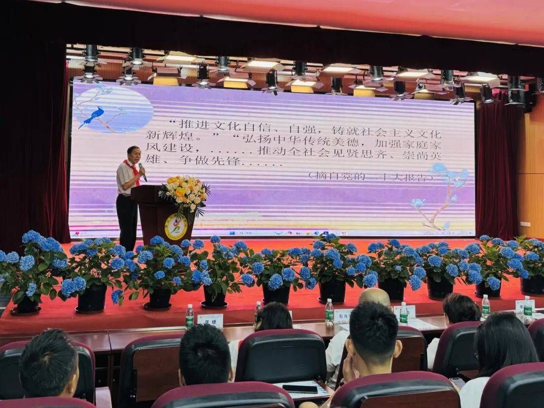 成都市郫都区北部新城学校:老少牵手 温暖童心