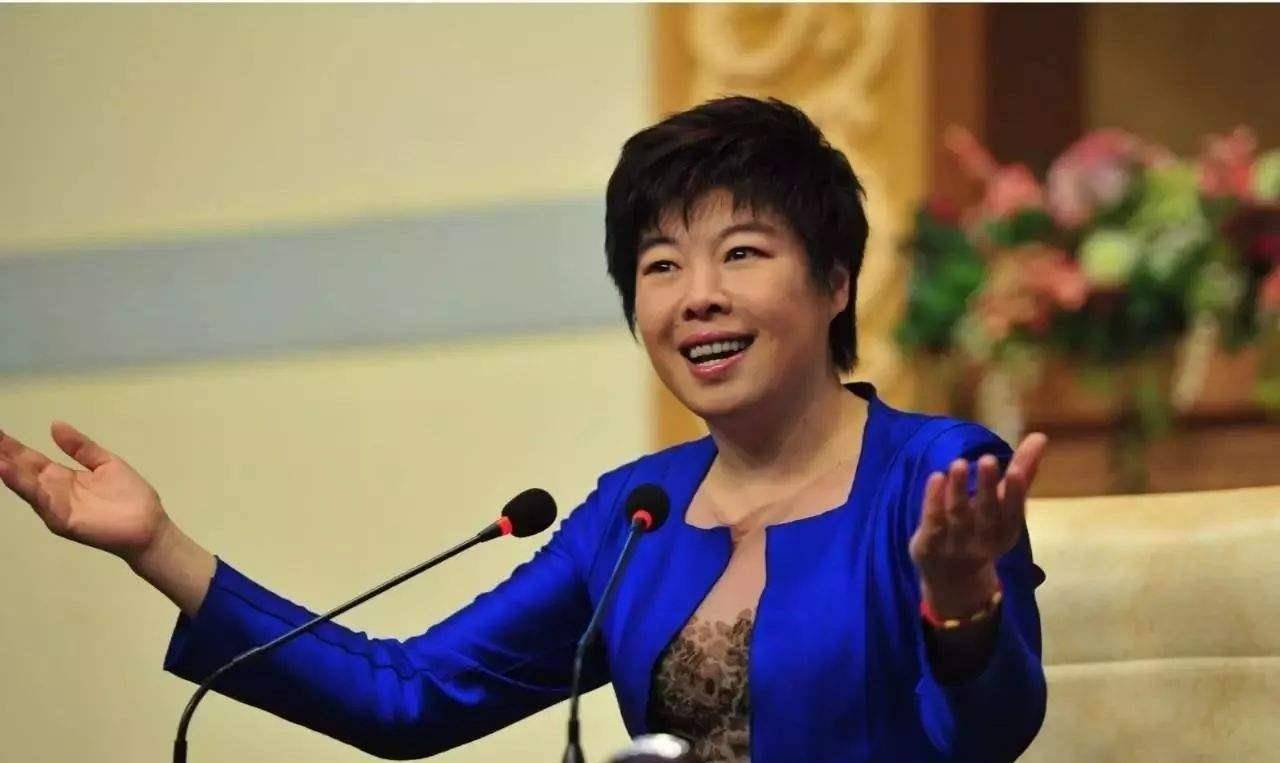 曾享誉国际的国学大师于丹,为何被北大学生轰下台?实情让人叹息