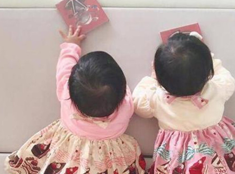 有种"另类妈妈"叫谢娜,别人家双胞胎都穿一样,只有她不一样