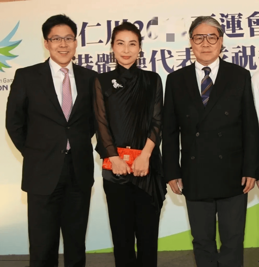 徐子淇与郭晶晶同随公公亮相!主母与保姆站位引热议,差距不要太明显