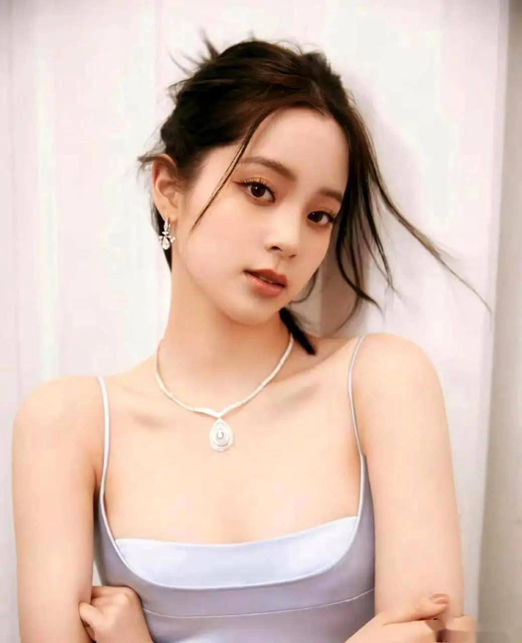 23岁的欧阳娜娜,美貌与魅力交织的这谁抵挡得住时刻!