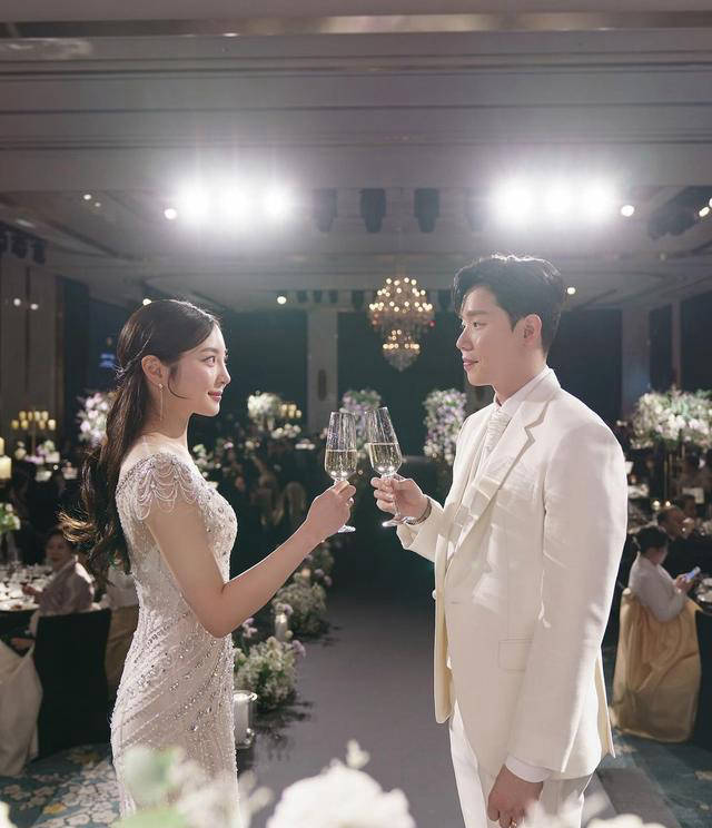 26岁羽毛球世界冠军徐承宰晒婚纱照,妻子颜值惊艳称霸最美太太团