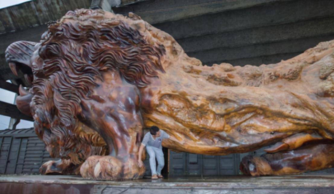 大师雕出15米"雄狮",扬言没一千万不卖,如今"烂"在手里_龙师傅_根雕