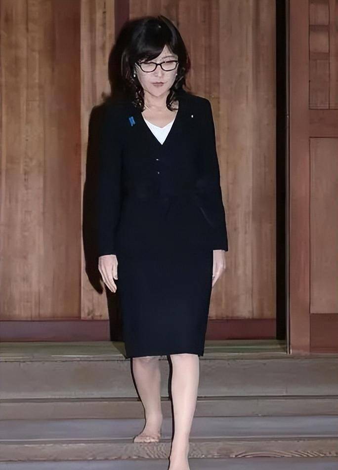 安倍晋三培养的"美女蛇":稻田朋美,她是如何利用安倍上位的?