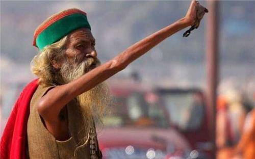 印度苦行僧自称78年不吃不喝,军方不信,偷偷装上探头发现真相