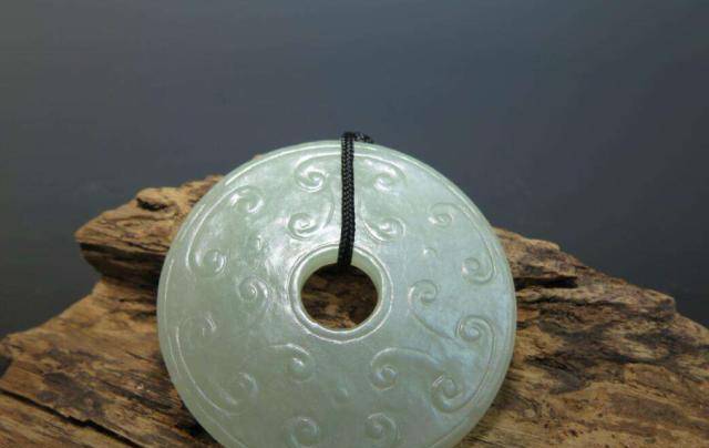 大哥拿"玉牌"上节目,专家:估价至少三十万,他却要"还回去"